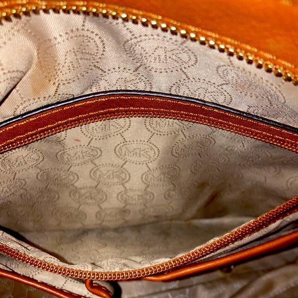 Michael Kors authentic bag adorned with classic logo Gold studs and purse charm - Picture 11 of 13